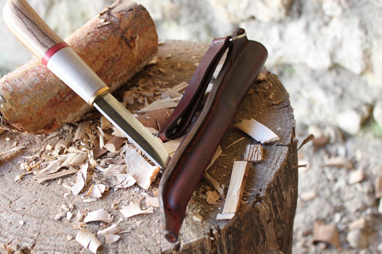 Couteau et étui de type scandinave