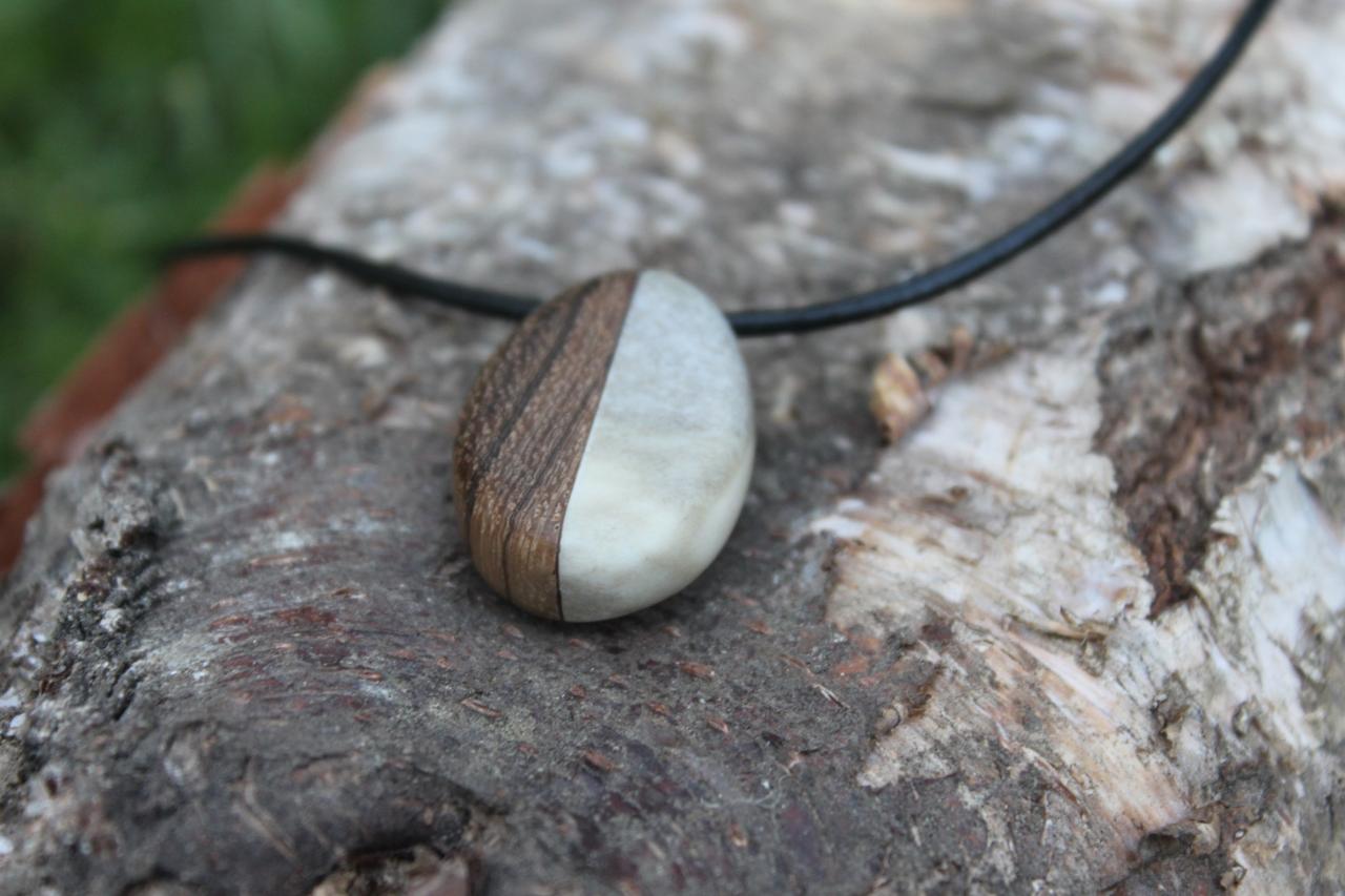 Pendentif en bois de renne et zebrano