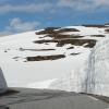 Juste le passage de la voiture entre la neige