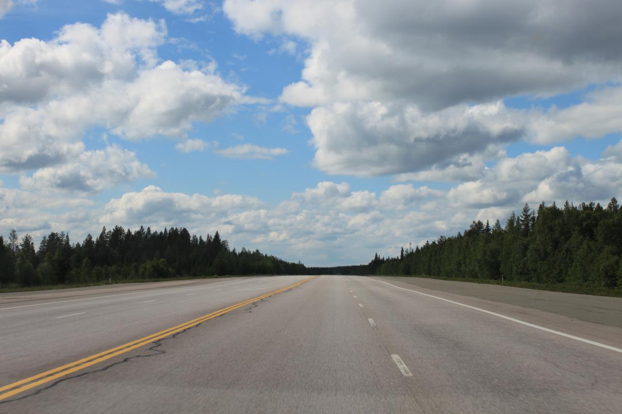 Une route immense et nous étions seul.
