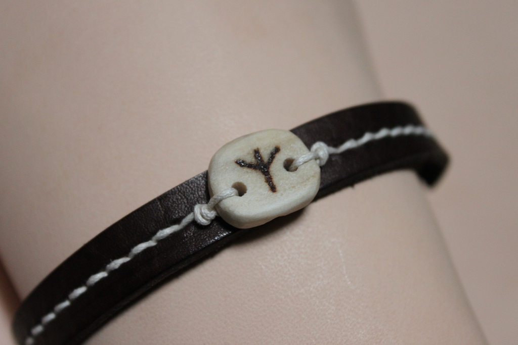 Bracelet en cuir motif runique